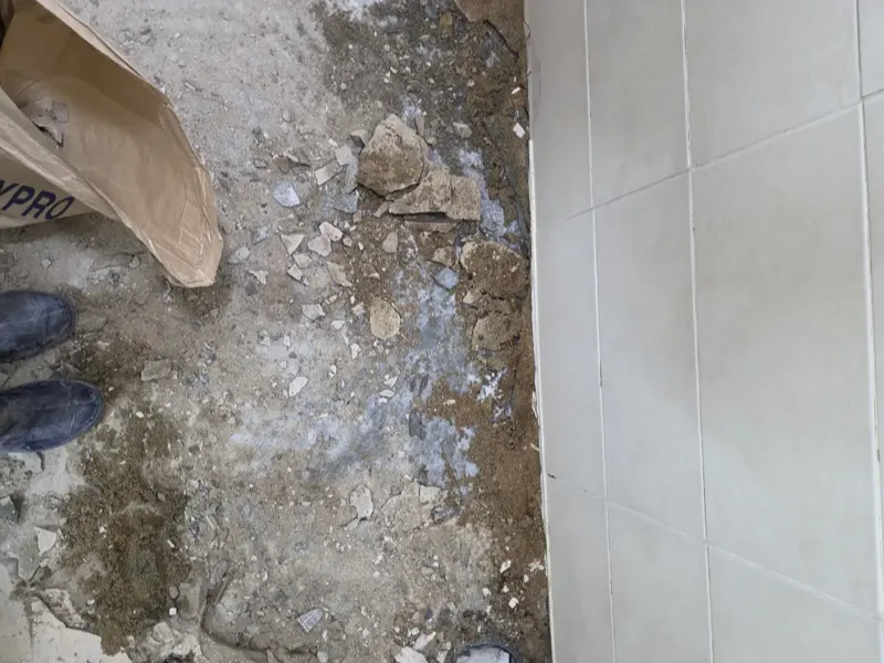 해운대구 바닥을 깨고 드러낸 화장실 배관 자리