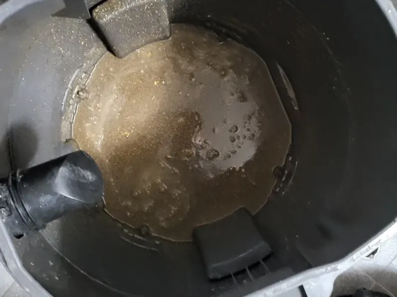 해운대구 석션 장비 통에 빨려 나온 오수와 찌꺼기