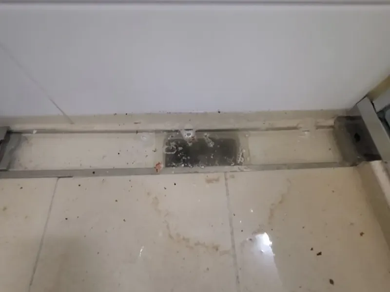 해운대구 욕실 벽 쪽 긴 배수구 주변에 고인 물